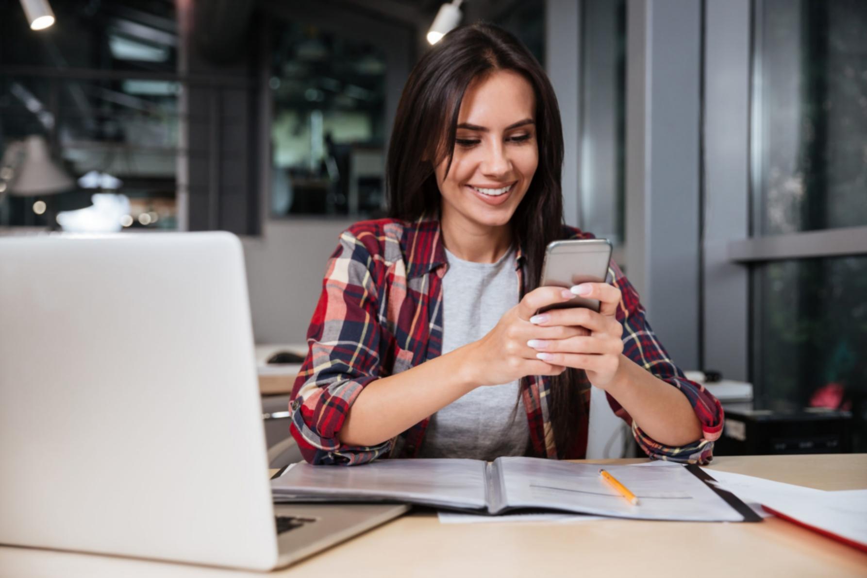 Робоче місце з ноутбуком для навчання управлінню IT-проєктами